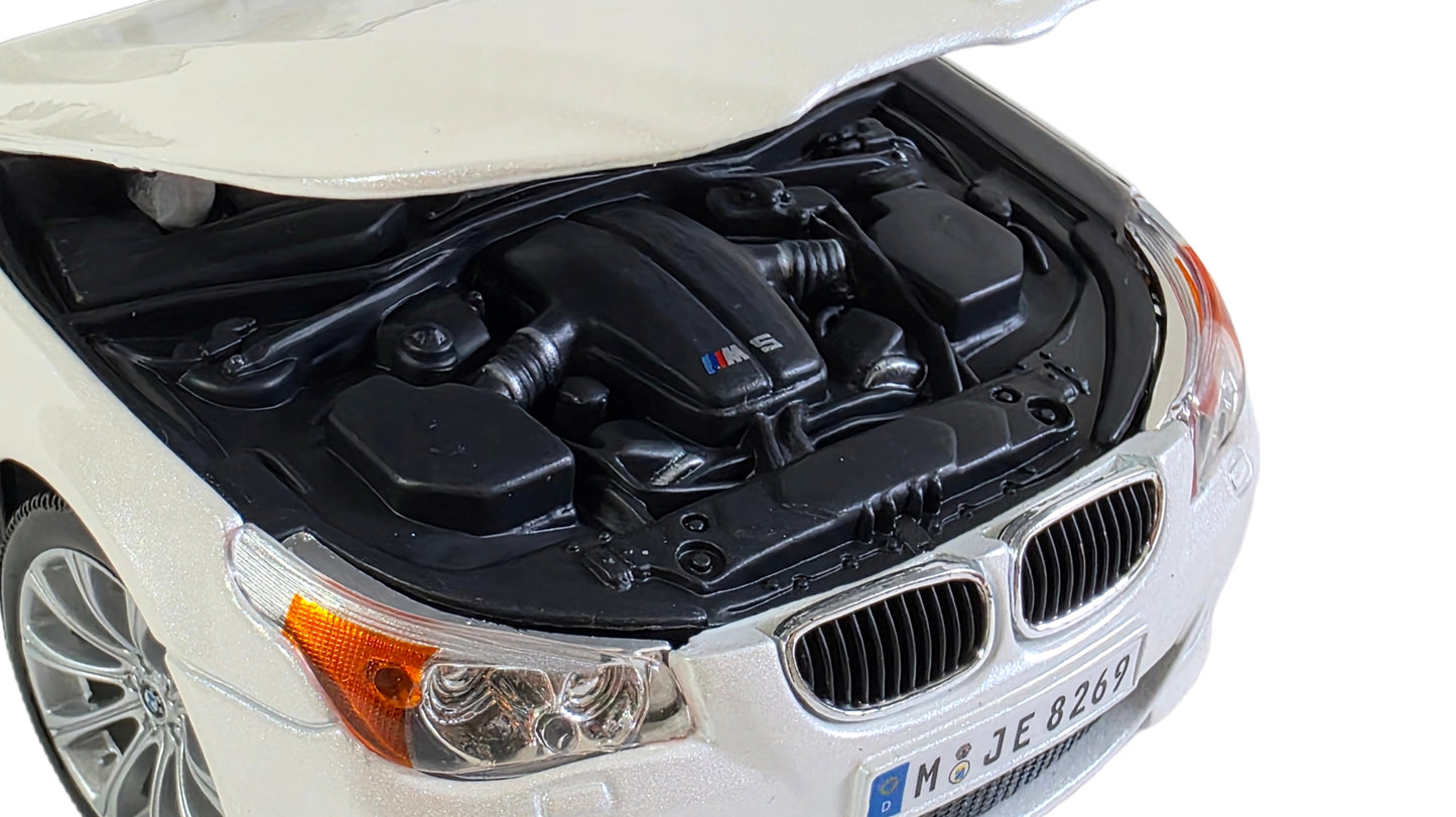 Maisto Special Edition Premium Die-Cast BMW M5 Model Car (1/18 Scale)