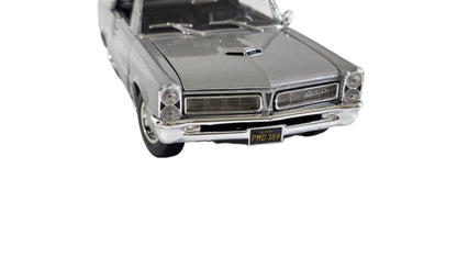 Maisto Special Edition Premium Die-Cast 1965 Pontiac GTO  Model Car (1/18 Scale)