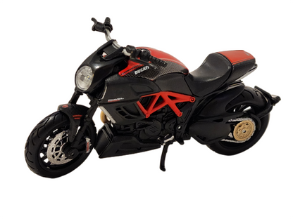 Maisto 1:18 Scale pack of 4 Dei-cast Motorcycles: Ducati Diavel; Kawasaki KLX250; Honda CR250R; Suzuki GSXR 600.