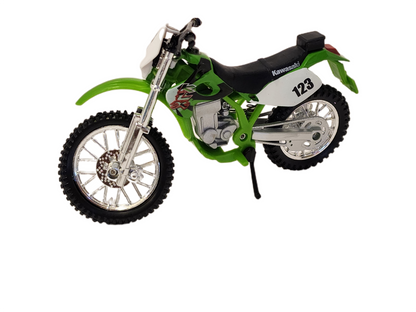 Maisto 1:18 Scale pack of 4 Dei-cast Motorcycles: Ducati Diavel; Kawasaki KLX250; Honda CR250R; Suzuki GSXR 600.