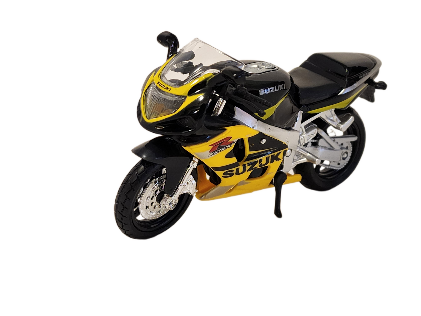 Maisto 1:18 Scale pack of 4 Dei-cast Motorcycles: Ducati Diavel; Kawasaki KLX250; Honda CR250R; Suzuki GSXR 600.