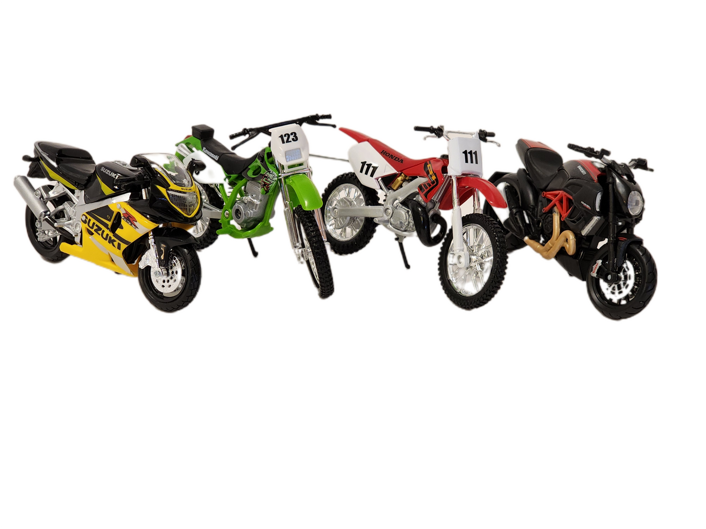 Maisto 1:18 Scale pack of 4 Dei-cast Motorcycles: Ducati Diavel; Kawasaki KLX250; Honda CR250R; Suzuki GSXR 600.